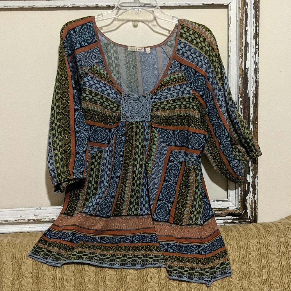 b. friends ¾ sleeve tunic
